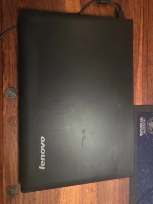 Lenovo G50 - Lenovo G50 laptop med AMD E1-processor, AccuType-tangentbord och USB 3.0. Slim design (<1 inch). Viss kosmetisk slitage på chassi och touchpad, men i fungerande skick. Laddare medföljer. Perfekt för vardagsbruk och studier.