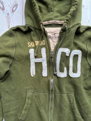 Hollister kofta - Säljer nu denna riktigt snygga vintage Hollister koftan i väldigt bra skick. Storlek: M/L. Pris 699kr. Skriv vid frågor eller för mer bilder! 🤩OBS (ljuset på första bilden gör att färgen ser mycket ljusare ut) 