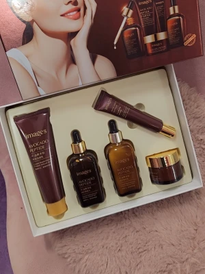 Images Avocado Peptide sminkset - Snyggt set med Avocado Peptide från Images. Innehåller brun och guld tub, två serumflaskor med pipett, en ögonkräm i tub och en liten burk med guldlock. Perfekt för dig som vill boosta din hudvårdsrutin med lyxiga produkter.