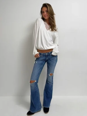 Low rise flare jeans - Low waist jeans med utsvängda ben. Jeansen är blåa och har bakfickor med ett broderi. De har en normallängd, en dragkedjegylf och en knapp på framsidan. Har aldrig använt jeansen, jag råka köpa fel storlek. Dom är helt nya❤️