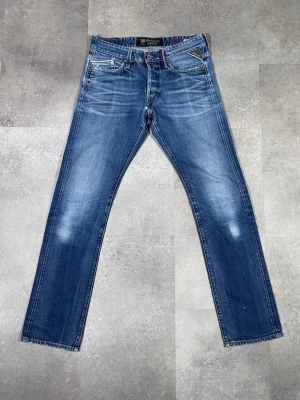 Vintage y2k FC Barcelona x Replay waitom jeans - Säljer ett par vintage Y2K Replay x FC Barcelona Waitom jeans i snygg blå färg. 🧵 Märke: Replay x FC Barcelona 👖 Storlek: W31 🎨 Färg: Blå 📌 Design: Klassiska jeans i Y2K-stil 📍 Skick: Mycket bra, se bilder!  Beskrivning: • Tidlös Y2K-design i samarbete mellan Replay och FC Barcelona • Bekväma och slitstarka – perfekta för vardag och streetwear • Klassisk passform med stilrena detaljer • Inga fläckar, noppor eller skador (kontrollera bilder) • Lätta att matcha med t-shirt, hoodie eller stickad tr