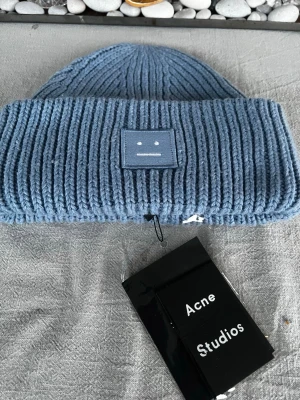 Acne mössa ljusblå - Hej! Säljer en riktigt snygg ljusblå acne mössa som är i helt nytt skick. ☃️