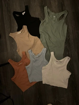 6-pack linnen - 6 stycken olika linnen från lager 157 och h&m. Säljer billigt eftersom jag måste bli av med de. Alla är i storlek xs/s