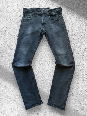 Svarta Replay Anbass Jeans - Klassiska Replay Anbass jeans i svart tvätt. Jeansen är i mycket bra skick och sparsamt använda. Anbass är slim fit!  Storlek: L32/32 (normal i storleken) Skick: Mycket bra skick! Färg: Svart Märke: Replay Modell: Anbass  Hör gärna av dig vid frågor så svarar jag så fort jag kan! 😁  