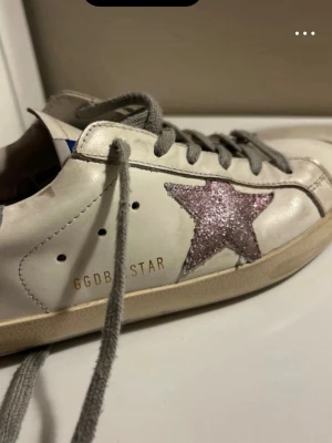 Golden Goose Superstar sneakers - Golden goose sneakers! Dem är hyfsat slitna men byter man skosnöre så blir dem finare❣️ni ser alla slitage, dem funkar helt som vanligt. Har ej låda. Pris kan diskuteras 