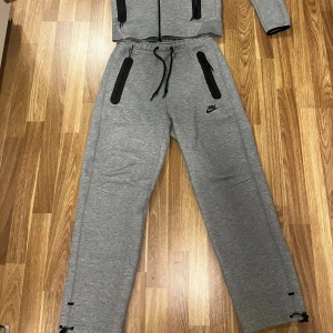Nike tech baggy byxor - Säljer ett par Nike tech baggy byxor som är köpta på Zalando. Nike tech byxor open hem. Vid intresse kan fler bilder skickas samt pris diskuteras. 