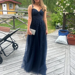 Marinblå balklänning  - Säljer min balklänning med små kristaller💙Endast använd en gång och har inga defekter. Hör av er om ni vill ha fler bilder eller mer exakta måt❣️ pris kan diskuteras! Köpt för 1400kr.