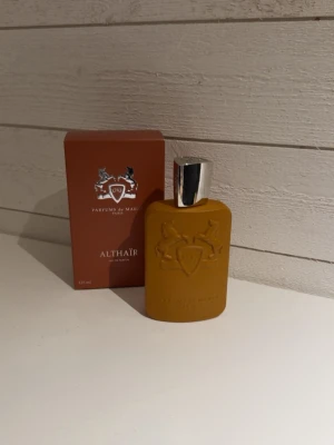 Parfums de Marly Althaïr 125ml - Althaïr från Parfums de Marly Paris, levereras i en snygg flaska och box. Volymen är 125 ml. Perfekt för dig som vill sticka ut med en exklusiv parfym. Har tyvärr inget kvitto då jag fick i julklapp, hör av er vid eventuella frågor eller funderingar! 