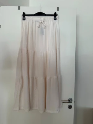 Långkjol cremevit  - Storlek XL. Aldrig använd. 