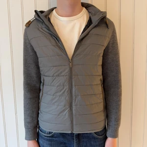 Massimo dutti cardigan - Massimo dutti Cardigan  | Storlek: M | Mycket bra skick | Modellen är 183 och väger ca 70 kg | Hör gärna av dig vid frågor och funderingar! 🤗