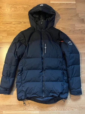 Sailracing Jacka - Säljer en sail racing jacka som passar bra under vintern eller skidresor. Den har innerfickor och utefickor, skriv vid minsta fundering osv.