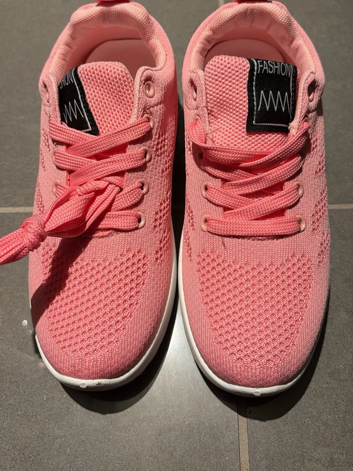 Rosa sneakers med mesh och snörning