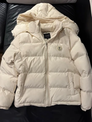 Vit pufferjacka från Trapstar - En riktigt fin jacka som inte har kommit till användning. Jag har haft på mig den ungefär max 5 gånger så den är som ny!