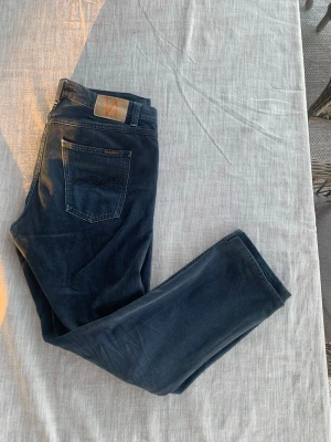 Nudie Jeans - Hej säljer dessa snygga Nudie Jeans.  Storlek:W33 L32  Skick:8/10 Modell:Gritty Jackson  Passform:Rak