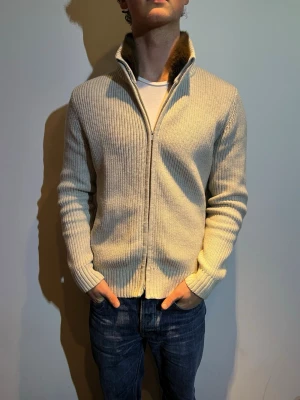 Potestas zip-up - Potestas nya dropp. Helt nya. True to size. Finns i S, M och L. Finns även i marinblå/navy. 