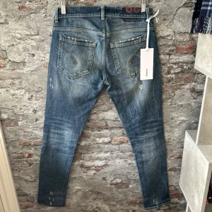 Dondup george jeans - Mycket fint skick, inga defekter. Raw denim känsla på jeansen. Nypris ca 3500kr. Storlek W29, mått finns. Tags medföljer inte. Skriv för mer information!🤝