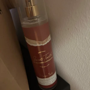 Sweet Tooth Body Mist Cherry Baby - Body mist från Sabrina Carpenter, Sweet Tooth Cherry Baby. Volym: 236 ml (8 fl oz). Snygg och trendig doft för dig som vill sticka ut. Perfekt att ha med i väskan för en fräsch känsla hela dagen.