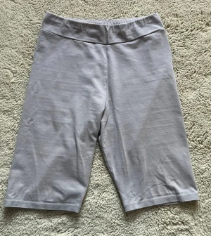 Lila leggingshorts från KappAhl - Snygga shorts från KappAhl i mjukt bomullsmaterial. Perfekt för cykling, sommaren osv. 🌞