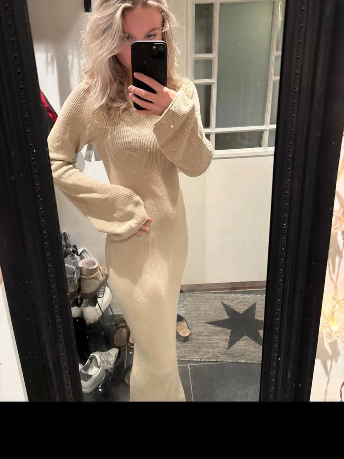 Beige stickad långklänning med snörning