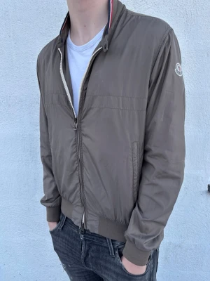 Moncler jacka - Säljer denna feta jacka från Moncler! Skick 8/10 - finns någon skråma, men väldigt bra skick i sin helhet. Nypris 7500kr, mitt pris endast 1599kr! (STEAL). Storlek 3, passar M (modellen är 186 cm). Hör av er vid funderingar!