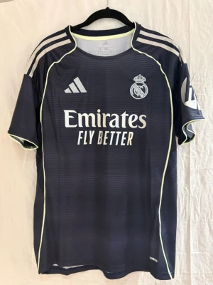 Real Madrid tröja Bellingham #5 -  Real Madrids bortaställ med engelsmannen Bellingham och nummer 5 på ryggen. Perfekt för dig som hejar på Real Madrid och vill ha en snygg tröja. Bara att höra av sig vid frågor. 