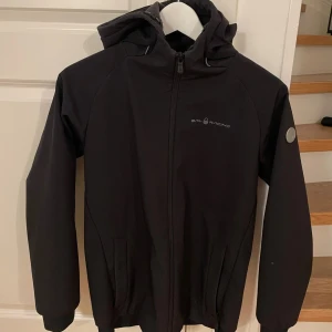 Sail racing jacka  - Lite tunnare sail racing jacka. Är använd men är i gott skick.