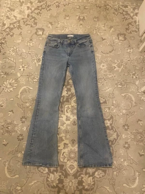 Bootcut ljusblå jeans från Gina tricot  - Säljer ett par ljusblå bootcut jeans från gina 