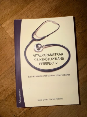 Vitalparametrar i sjuksköterskans perspektiv - Upplaga 1. Upptäck grunderna i kliniska observationer ur sjuksköterskans perspektiv! Perfekt för dig som vill förstå vitalparametrar och få en introduktion till viktiga moment inom vården. Passar både studenter och unga vuxna som är nyfikna på medicin och omvårdnad.