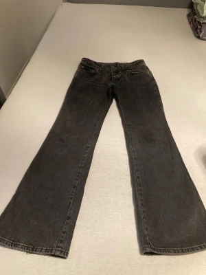 Bootcut jeans från Gina Tricot, svart - Svarta bootcut jeans från Gina Tricot i storlek 36. Klassisk femficksmodell med breda ben och låg midja. En liten fläck på framsidan som går inte bort, därav priset.