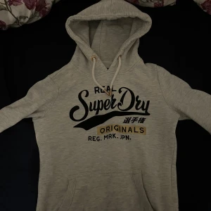 Super Dry hoodie - Som ny, sitter bäst för XS men skulle kunna funka som S, priset är ej hugget i sten