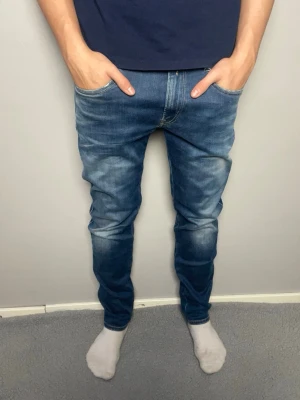 Mörkblå replay anbass jeans  - Säljer dessa snygga jeans ifrån reaply. Mycket bra skick, inga hål. Skickar snabbt efter att du har beställt. Frågor? Skicka ett meddelande👍