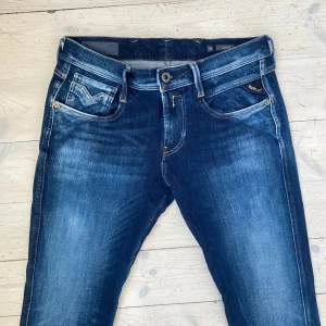 Replay Anbass HYPERFLEX jeans  - Jävligt schyssta Replay Anbass Hyperflex jeans i perfekt skick 🙌 Storlekslappen är bortklippt men de är 29/30, skriv vid fråga 👍 👍 