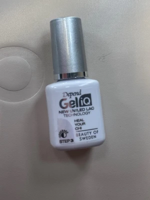 Depend GeliQ UV/LED lack - Depend GeliQ UV/LED lack med ny teknologi, steg 3. Heal Your Chi – Lugnande lavendel med glitter