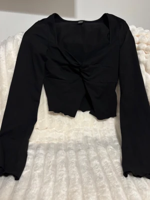 Svart croppad topp med twist - Bredda ärmar