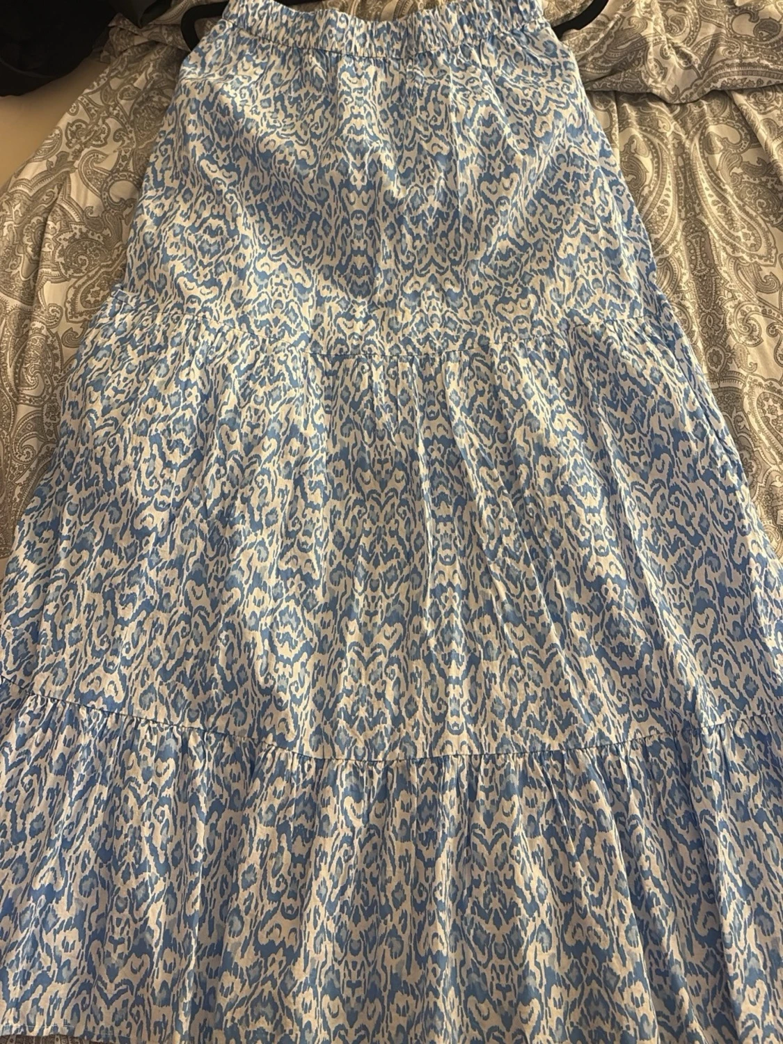 Blåvit långkjol med leopardmönster