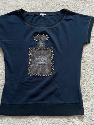 Vintage tröja - Jättefin marinblå T-shirt som är i användning längre. Passar S-L.💕