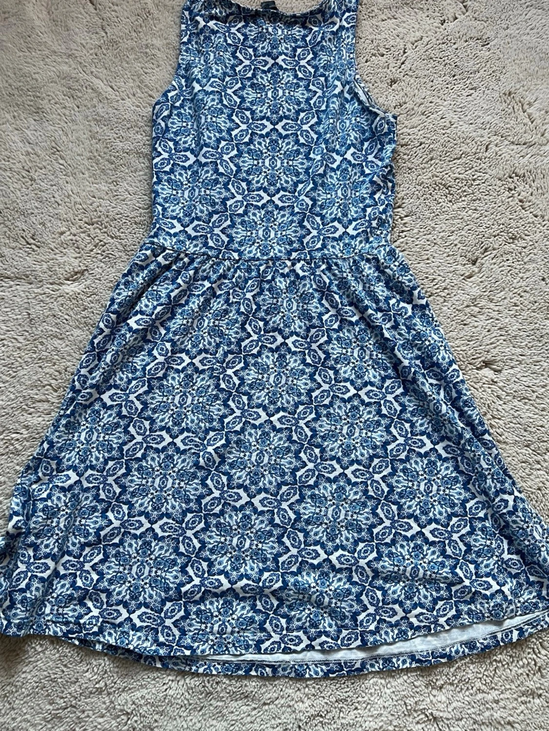 Blåvit mönstrad klänning - 1