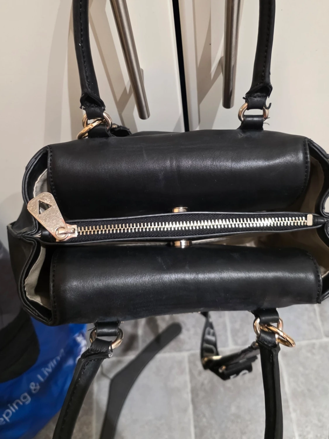 Svart handväska från Guess - 2