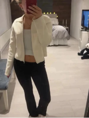 Vit Kofta med dragkedja - Säljer en vit kofta från Åhlens i storlek S. Jackan är croppad med två stora fickor framtill, har krage och stängs med dragkedja. Materialet är mjukt, perfekt för dig som gillar stilrena och mysiga plagg. Köpt 699 kr. Har även i beige annan annons