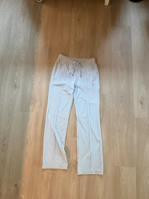 Juicy couture byxor - Juicy couture byxor i ljusblå färg med tryck på baksidan. Dem är i nyskick och knappt använda nån gång. Dem är i storlek S och väldigt fina utan defekter. Skriv gärna vid frågor💗💗