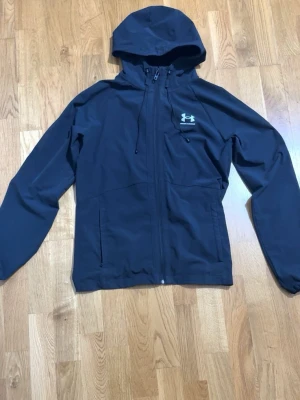 Under armour jacka  - Under armour jacka använd inte så mycket frågor skriv dm