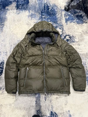 Grön Ralph Lauren pufferjacka - Tja! Säljer en riktigt fet olivgrön Ralph Lauren vinterjacka. Bra skick, inga defekter. Storleken vid nacken har försvunnit men den är en L. Han på bild är 185cm, 75kg för referens. Pris kan diskuteras vid snabb affär!!