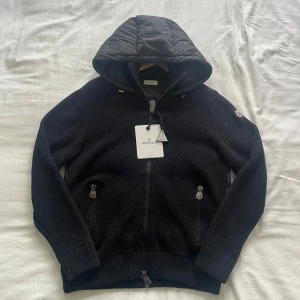 Moncler cardigan - Riktigt snygg moncler cardigan, Helt ny med tags, Storlek S. (OBS 1;1 K0P1A).