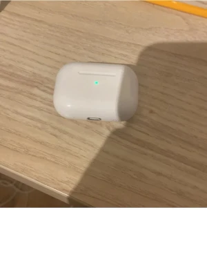 AirPods Pro 2 - Snygga och moderna Apple AirPods Pro 2 med laddningsetui. Trådlösa hörlurar med aktiv brusreducering och transparensläge. USB-C laddningsport. Skicket ser mycket bra ut utan synligt slitage eller repor. Perfekt för musik, samtal och träning.
