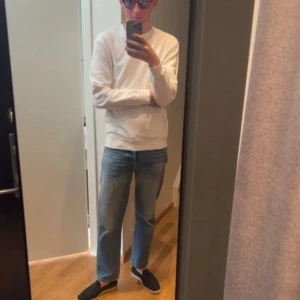 Acne Studios Blå Konst jeans blå - Säljer ett par klassiska blå jeans från Acne Studios Blå Konst. De har en rak passform. Snyggt ljusblå tvätt och stilren design, perfekta för en clean och avslappnad look. Säljer för dem är för korta på mig, nypris cirka 3500 kr( jag är 177)