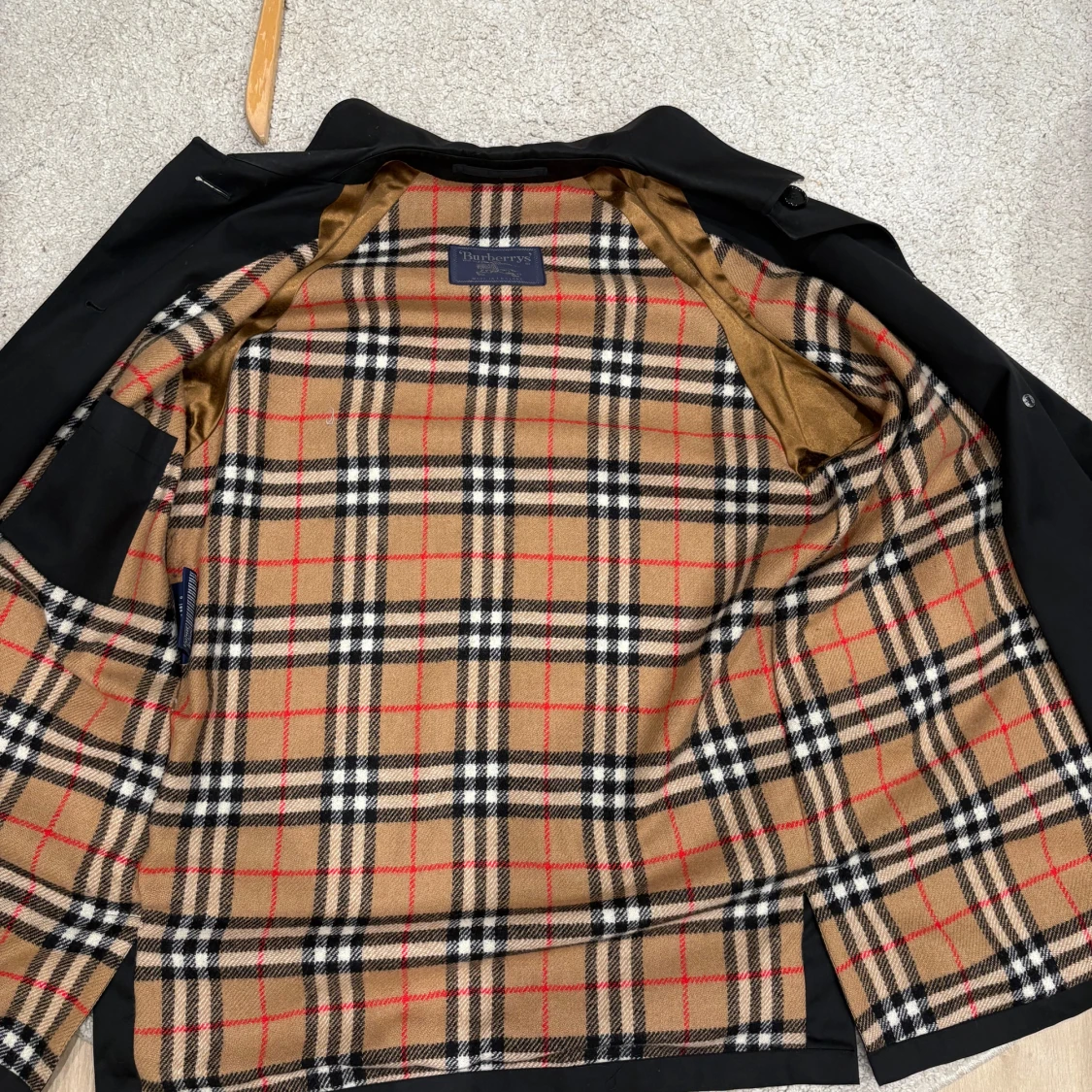 Svart Burberrys rock  - 1