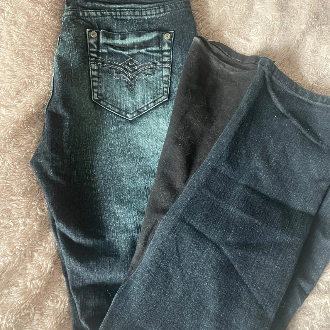 Mörkblå bootcut jeans med broderade fickor