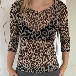 Leopardmönstrad topp med trekvartsärm - Säljer den här super coola leopard tröjan med trekvarts ärm!! Super cool att ha till exempel på fest! Skriv vid frågor❤️köpt här på Plick, men kommer aldrig till användning tyvärr💕