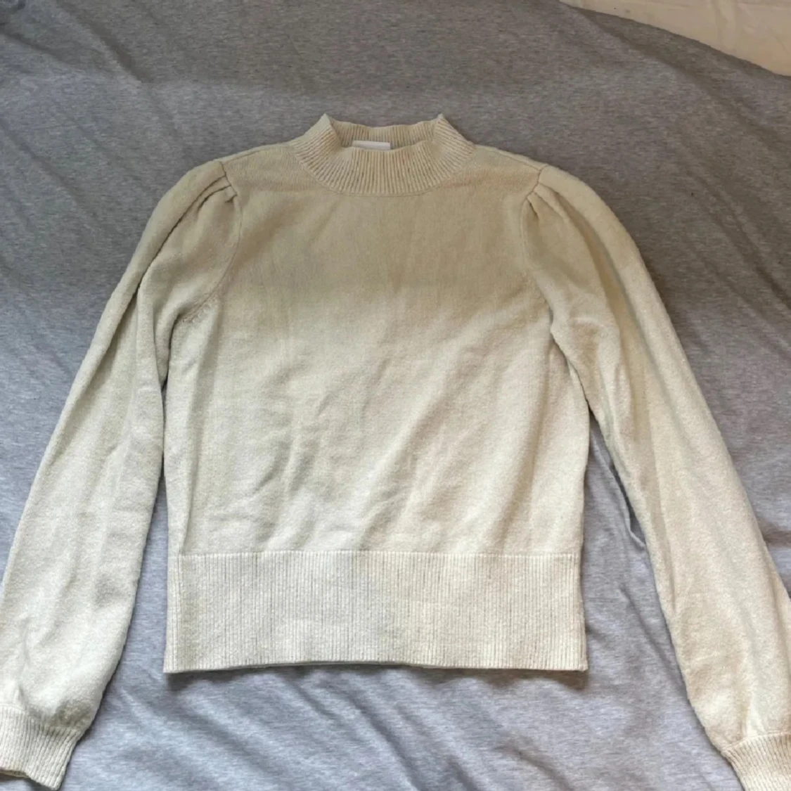 Beige stickad tröja med puffärm - 1