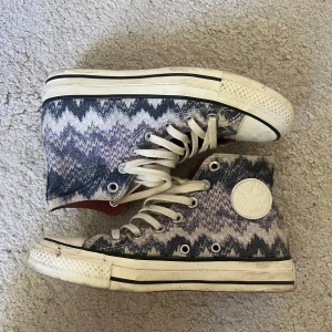 CONVERSE X MISSONI - Jättesnygga lila-blå Converse X missoni skor. Storlek 36, nästan helt nya. Självklart tvättar jag till dem innan jag postar!💙💜